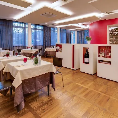 Western Ivrea Crystal Palace 호텔 4*