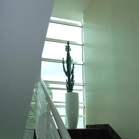 Western Ivrea Crystal Palace 호텔 반케테